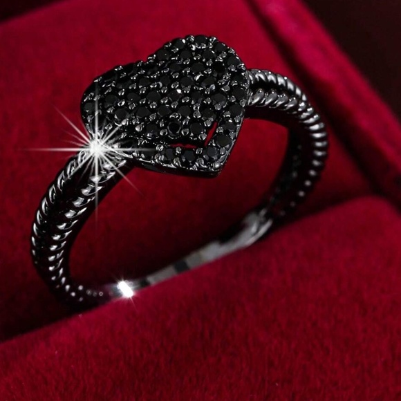 Luxe Cubic Zirconia Heart Rope Band Ring - Picture 7 of 9